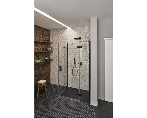 Badezimmer mit Duschkabine, Regendusche und Ablageflächen