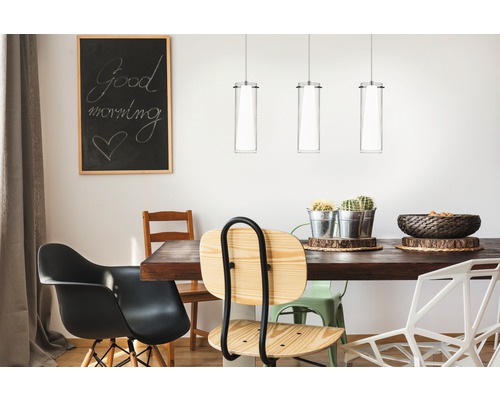 Esstisch mit Stühlen, Pendelleuchten und Tafel im Esszimmer