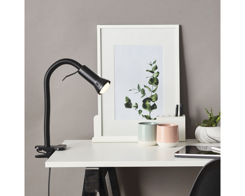 Lampe à pince sur un bureau avec décoration