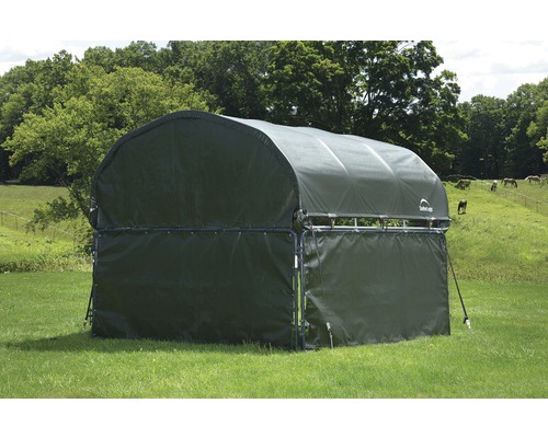 Abri pour chevaux avec toit en tissu dans un pré