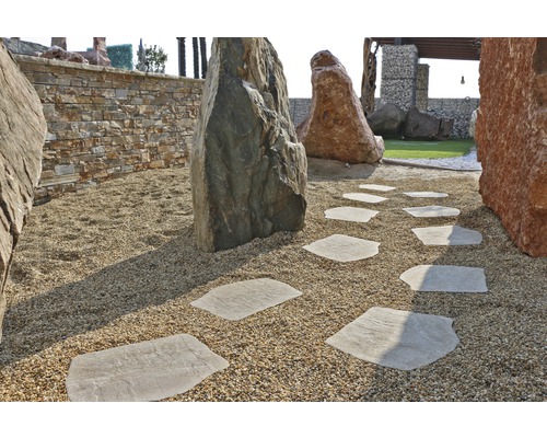 Pas japonais en grès cérame fin FLAIRSTONE Golden Desert 42 cm x 36 cm x 2 cm Aménagement de jardin avec dalles de passage et gravier décoratif entre des pierres naturelles