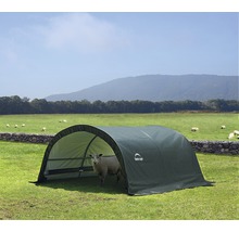 Abri de pâturage avec un mouton dans un pré