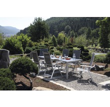 Scène de jardin avec table à manger et chaises à l''extérieur