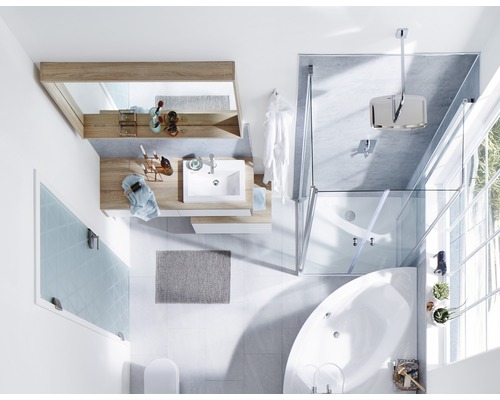 Vue d''ensemble d''une salle de bain lumineuse avec douche, baignoire, lavabo et miroir