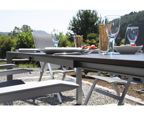 Table de jardin dressée avec chaises à l''extérieur