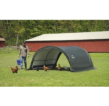Élevage en plein air avec des poulets et une tente d''écurie sur une pelouse