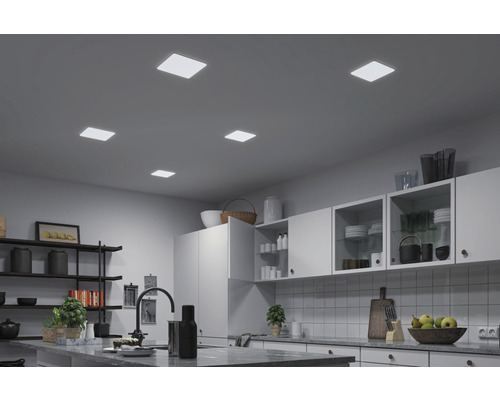 Cuisine moderne avec des plafonniers carrés pour un éclairage clair et uniforme