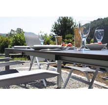 Table de jardin dressée avec chaises à l''extérieur