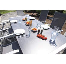 Table à manger avec chaises et nourriture à l''extérieur