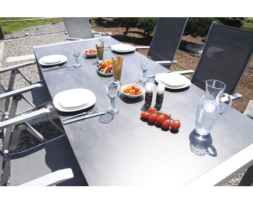 Table à manger avec chaises et nourriture à l''extérieur