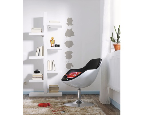 Vue d''une pièce avec une bibliothèque, un fauteuil pivotant, un tapis et des décorations murales