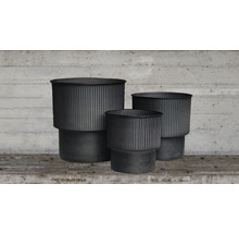 Trois pots de fleurs côtelés en métal