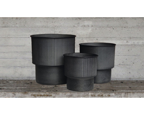 Trois pots de fleurs côtelés en métal