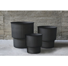 Trois pots de fleurs côtelés de différentes tailles