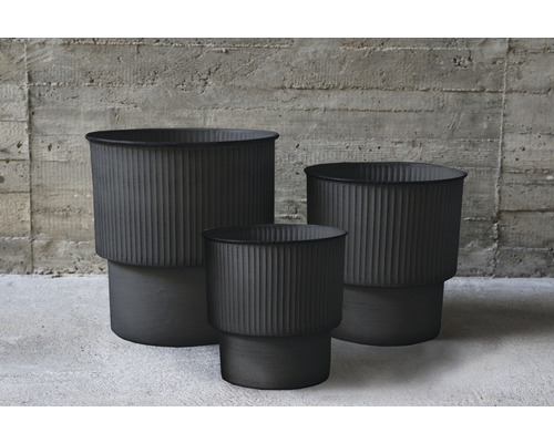 Trois pots de fleurs côtelés de différentes tailles