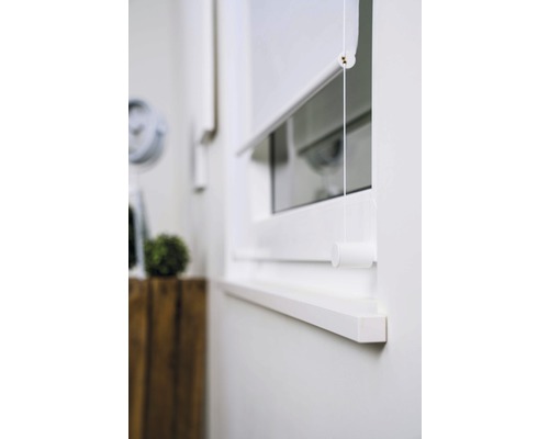 Fenêtre avec store enrouleur et cordon de commande