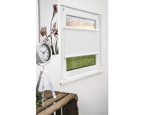 Store double blanc sur fenêtre avec éléments décoratifs