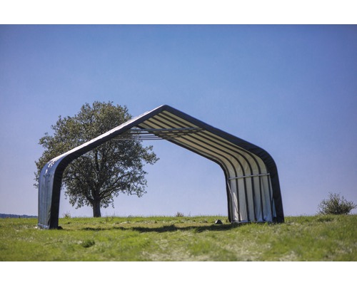 Abri métallique sur une prairie