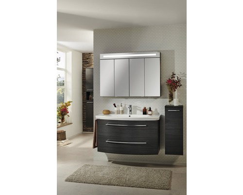 Salle de bains avec lavabo, armoire de toilette et serviette