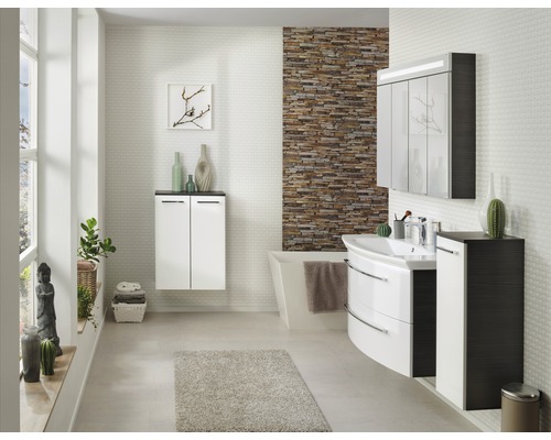 Salle de bains moderne avec lavabo, armoire de toilette et armoire murale pour les accessoires de salle de bains.