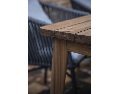 Vue détaillée d''une table de jardin avec plateau en bois et pied de table