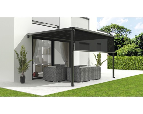 Terrasse avec store et mobilier de jardin sur pelouse