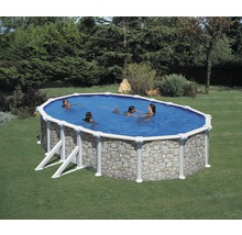 Ovaler Pool mit Steinmuster und Leiter im Garten mit spielenden Kindern