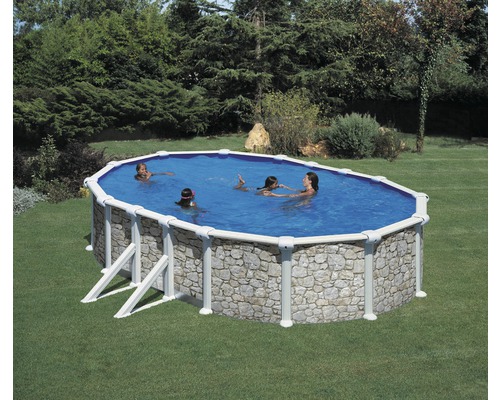 Ovaler Pool mit Steinmuster und Leiter im Garten mit spielenden Kindern