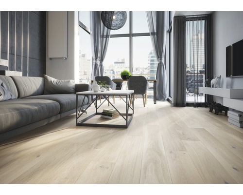 Heller Wohnraum mit Sofa, Tisch und Holzboden