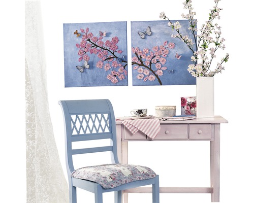 Scène décorative avec une chaise bleue, une table rose et deux tableaux à motifs floraux au mur