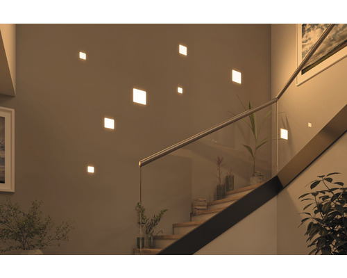 Scène avec escalier et appliques murales carrées