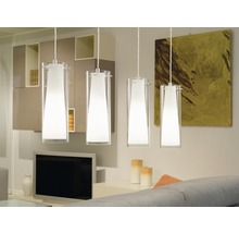 Vier Hängelampen aus Glas in einem Wohnzimmer.