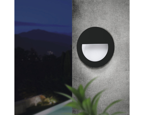 Runde Wandleuchte zur Aussenbeleuchtung an einer Betonwand