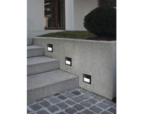 Escalier avec appliques murales LED intégrées pour l''éclairage extérieur