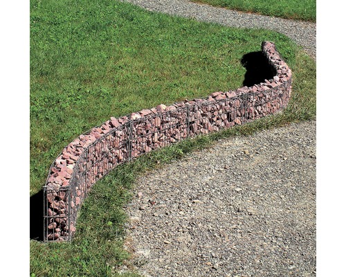 Gabionenwand mit Steinen im Garten zur Dekoration und als Grundstücksbegrenzung