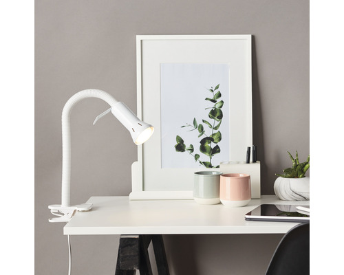 Bureau avec lampe à pince, cadre photo et décoration