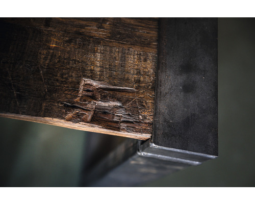 Vue détaillée d''une poutre en bois avec renfort métallique