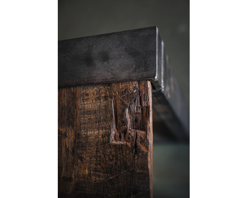 Vue détaillée d''une table avec un plateau en métal et un pied de table en bois