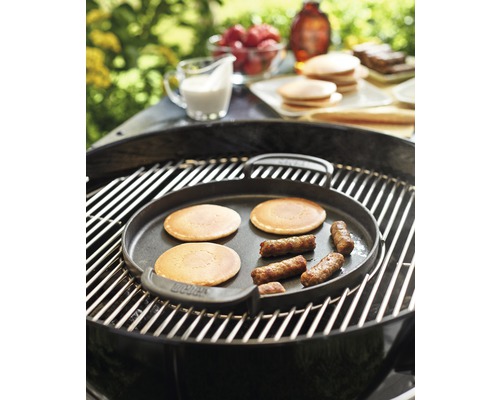 Barbecue avec plaque de cuisson, crêpes et saucisses