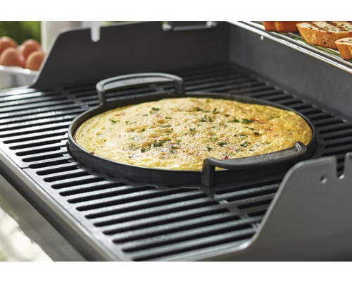 Omelette dans une poêle à griller ronde sur un gril