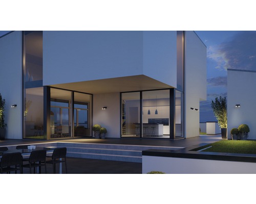 Façade de maison moderne avec éclairage extérieur, terrasse et jardin