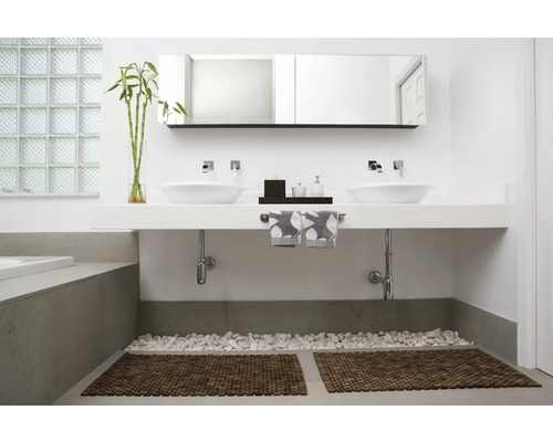 Salle de bain moderne avec double vasque, miroir, décoration en bambou, galets et tapis en bois