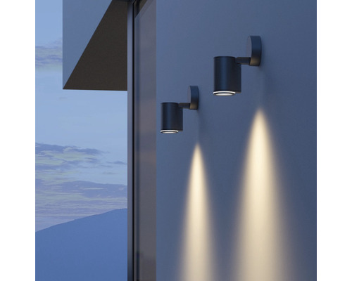 Zwei Wandleuchten beleuchten eine Fassade