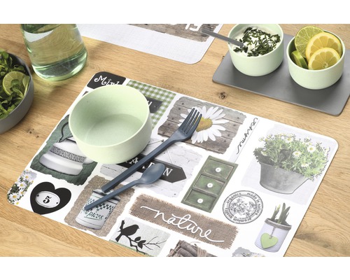 Table dressée avec set de table, vaisselle et couverts