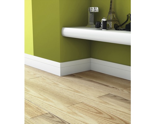 Photo d''intérieur d''une pièce avec sol stratifié, plinthes blanches et étagère murale blanche