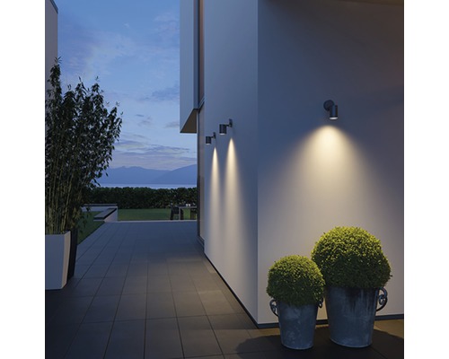Aussenbereich mit Wandleuchten, Pflanzen und Abendhimmel