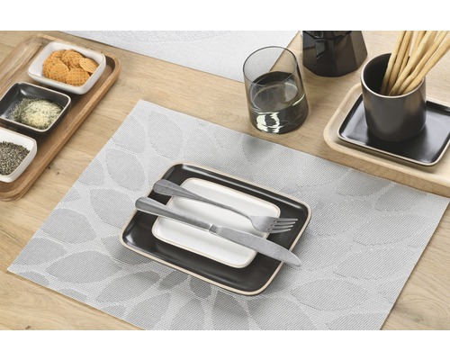 Décoration de table avec set de table, vaisselle et couverts sur table en bois