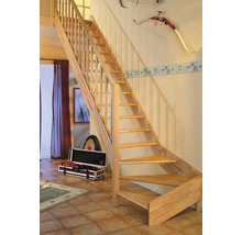 Holztreppe im Innenbereich