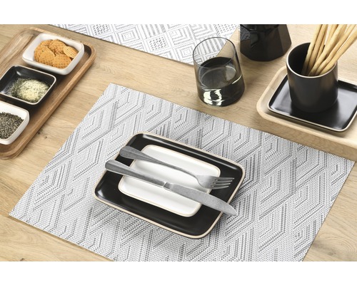 Dekorativer Esstisch mit Geschirr, Besteck und Tischläufer