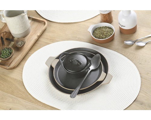 Table dressée avec sets de table, assiettes, bols et cuillères.